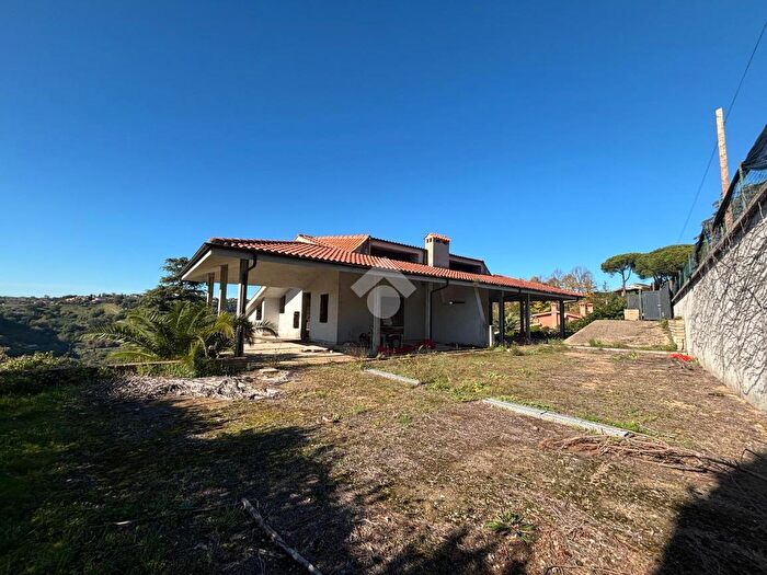 Casa con 12 locali in vendita in Via di Valle Ioro, Castelnuovo Di Porto