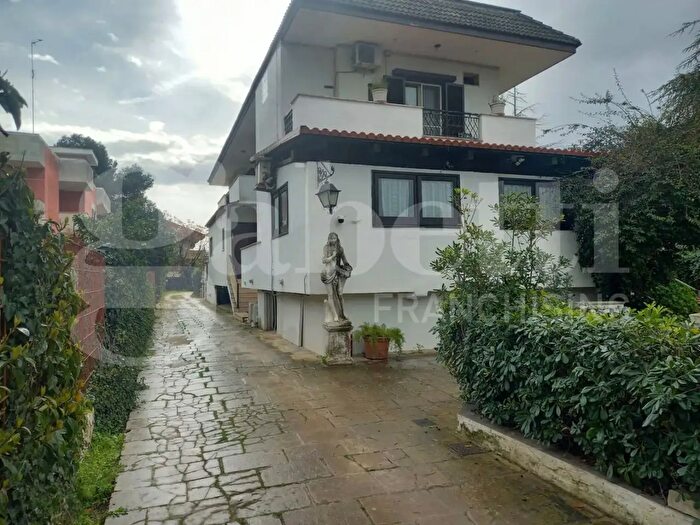 Casa con 12 locali in vendita in Via Bitritto, Bari