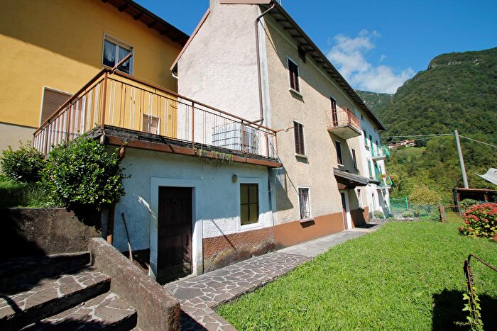 Casa con 7 locali in vendita in SantOmobono Terme