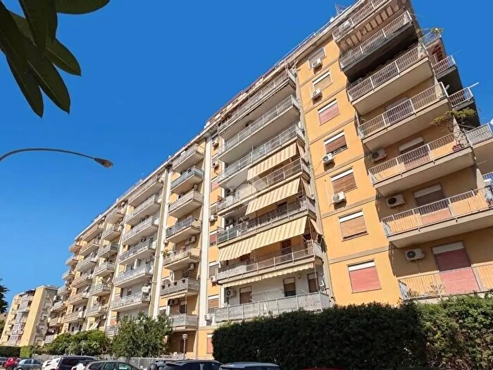 Appartamento con 5 locali in vendita in Via Re Enzo, Palermo
