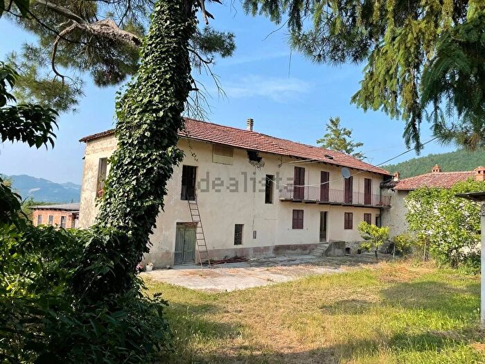 Casa con 15 locali in vendita in Vesime