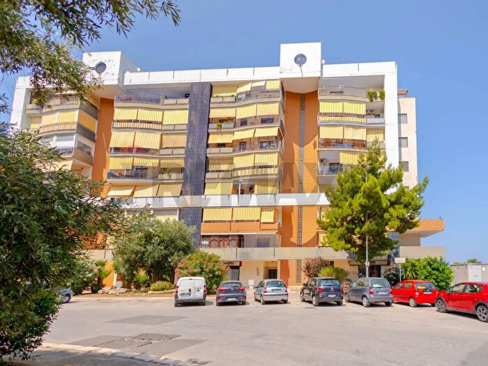 Appartamento trilocale in vendita in Via Francesco del Core, Bari