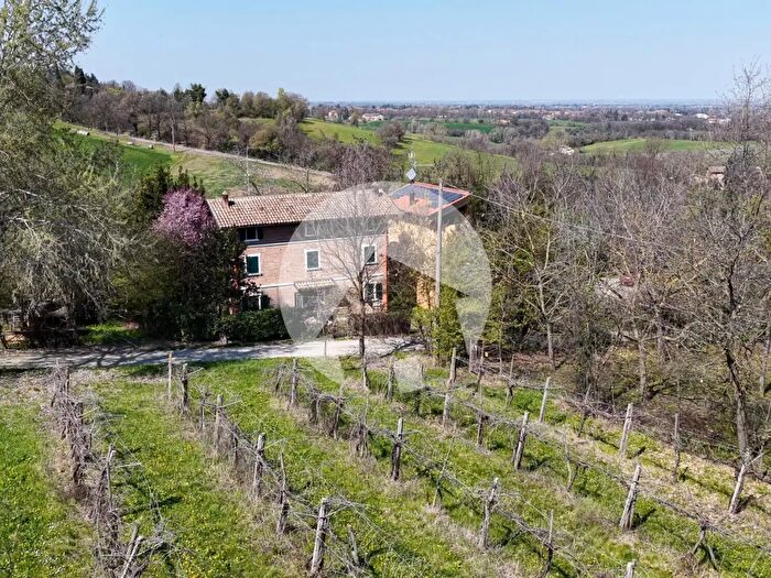 Casa con 8 locali in vendita in Via Filippo Re, Albinea