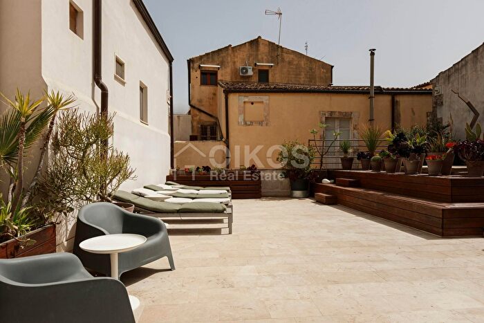 Casa con 9 locali in vendita in Via Nicotera, Noto