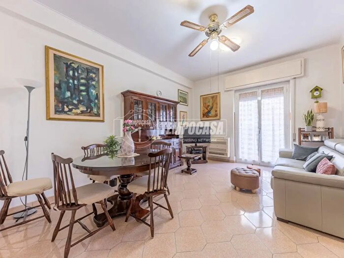 Appartamento trilocale in vendita in Via della Meloria, Roma