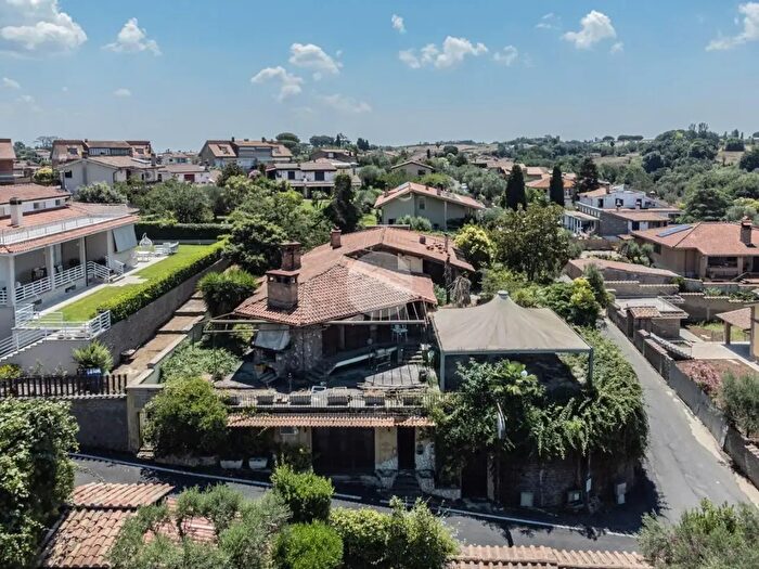 Casa con 9 locali in vendita in Via degli Oleandri, Anguillara Sabazia