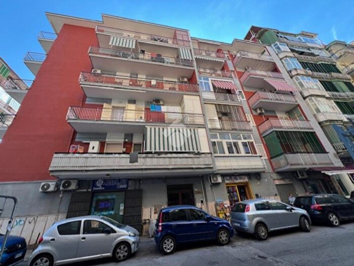 Appartamento trilocale in vendita in Via Francesco Arnaldi, Napoli