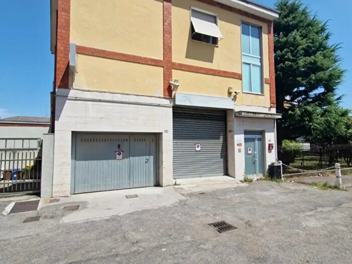 Casa con 6 locali in vendita in Via Garibaldi, Garbagnate Milanese