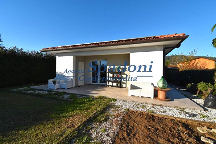 Casa con 5 locali in vendita in Pescia