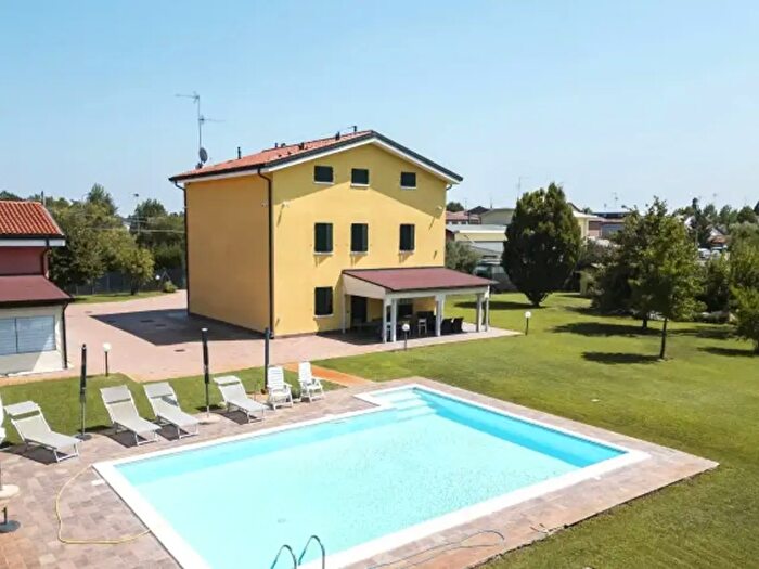 Casa con 6 locali in vendita in Via Lunga, Carpi