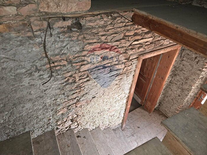 Casa con 9 locali in vendita in Piazza Martiri, Arsie