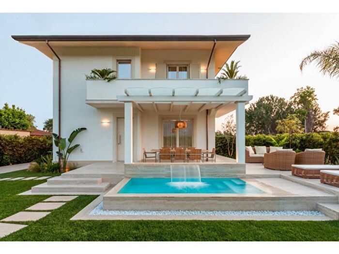 Casa con 6 locali in affitto in Via F Donati, Vittoria Apuana, Forte dei Marmi