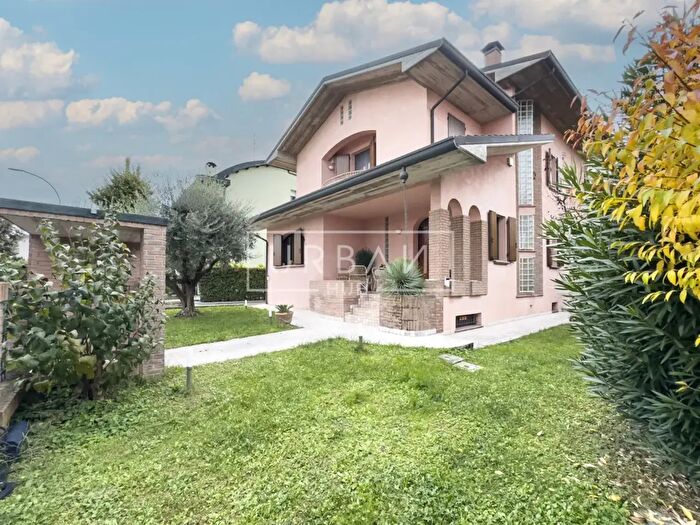 Casa con 7 locali in vendita in Forlimpopoli