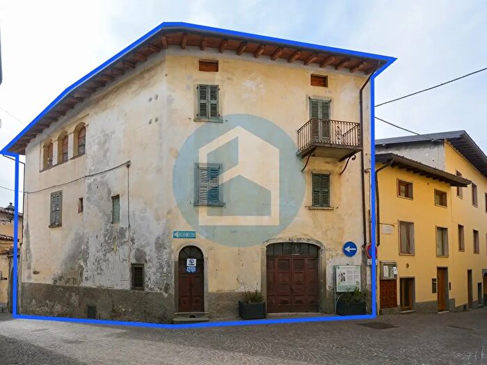 Casa con 12 locali in vendita in Via Canonico Domenico Giorgio, Solto Collina