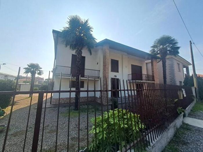 Casa trilocale in vendita in Via della Circonvallazione, Dairago