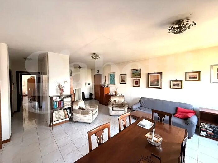 Appartamento trilocale in vendita in Via Renato Cesarini, Roma