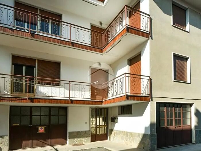 Casa con 8 locali in vendita in Piazza Papa Giovanni XXIII, Giaveno