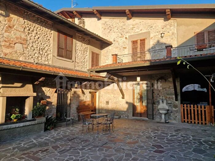 Casa con 6 locali in vendita in Erbusco