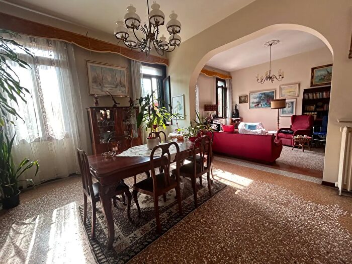 Appartamento con 8 locali in vendita in Venezia
