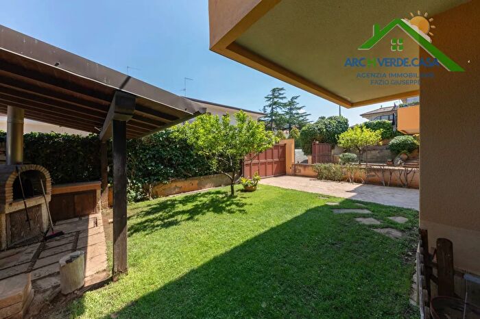 Casa con 9 locali in vendita in Campobello Di Licata