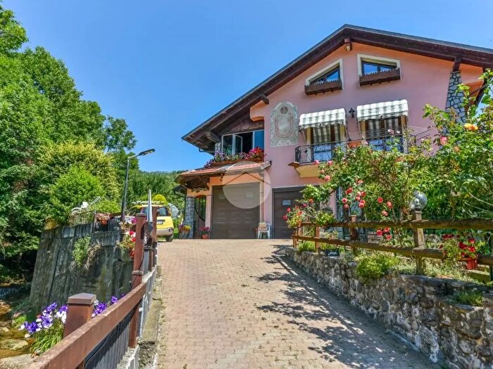 Casa con 8 locali in vendita in Via Martoglio, Coazze