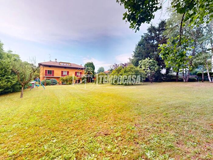Casa con 6 locali in vendita in Via Garibaldi, Albiolo