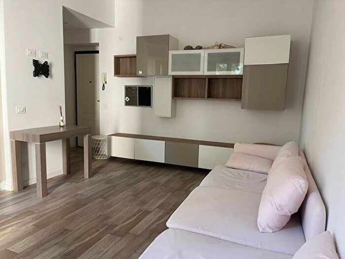 Appartamento trilocale in affitto in Via Scrima, Piano, Ancona