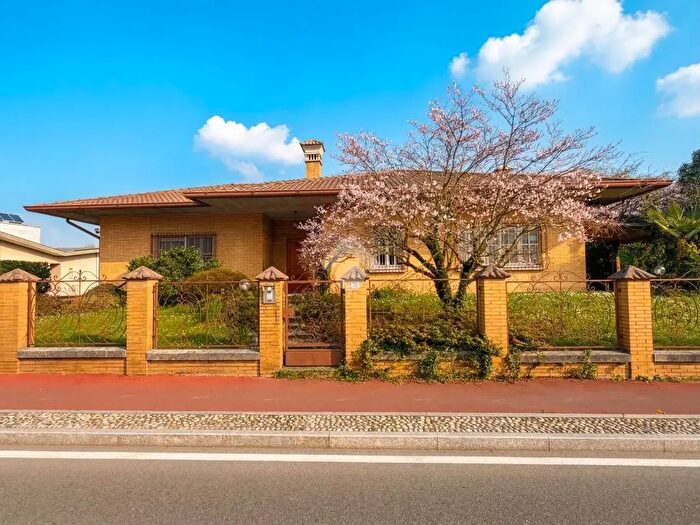 Casa con 6 locali in vendita in Via Prealpi, Seveso