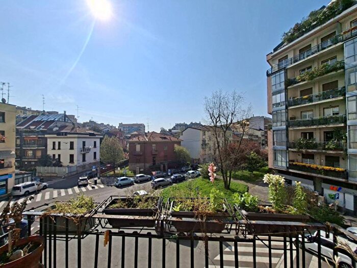 Appartamento trilocale in affitto in Via Francesco Reina, Argonne Corsica, Milano