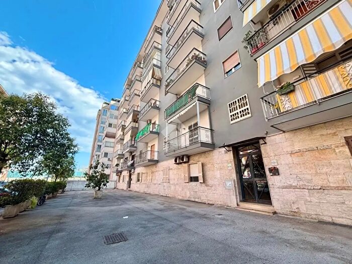 Appartamento trilocale in vendita in Via della Stadera, Napoli