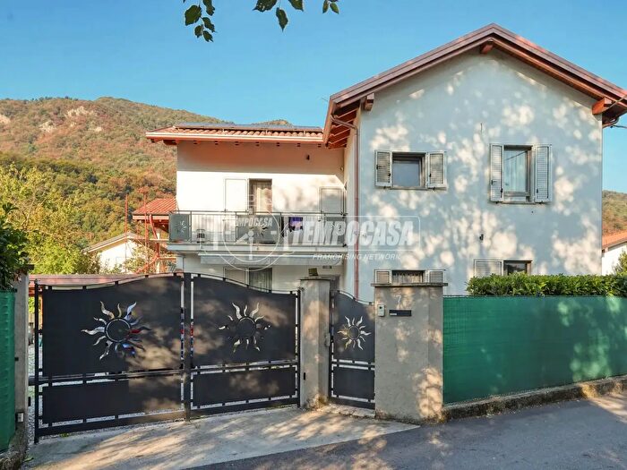 Casa quadrilocale in vendita in Bisuschio