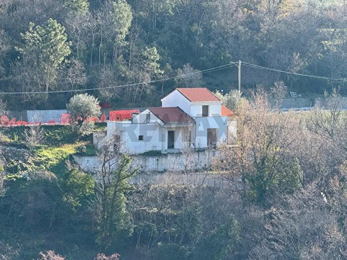 Casa con 6 locali in vendita in Tovo San Giacomo