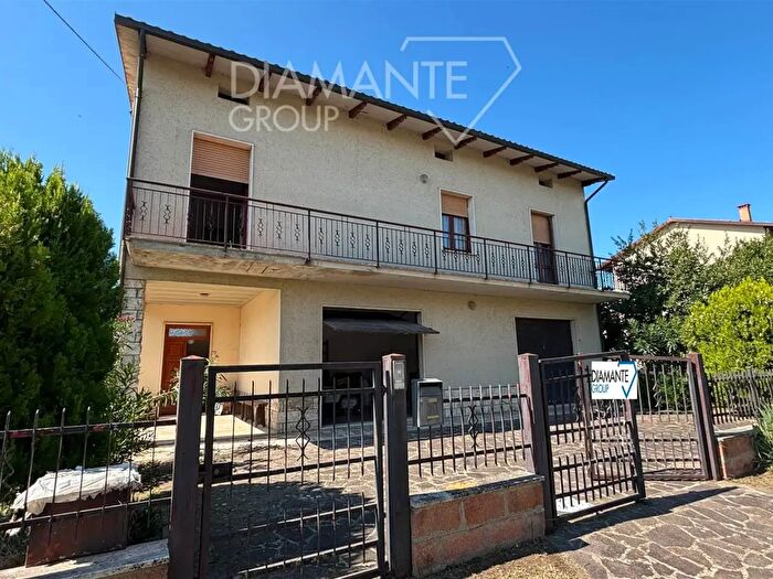 Casa con 7 locali in vendita in Castiglione Del Lago