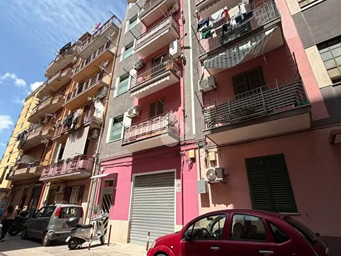 Appartamento trilocale in vendita in Via Ustica, Palermo