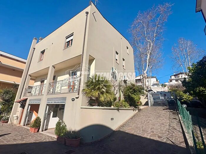 Casa con 8 locali in vendita in Via del Santuario, Pescara