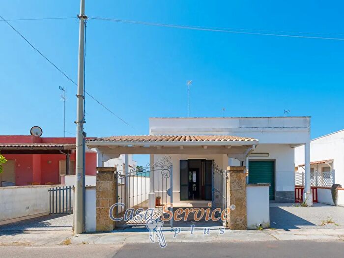 Casa bilocale in vendita in Via Rizzo, Racale