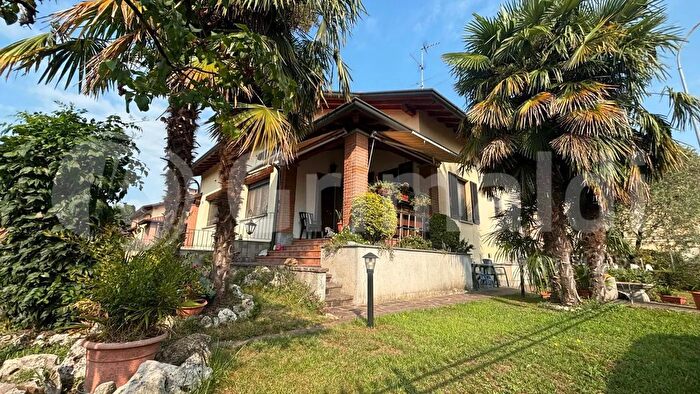 Casa quadrilocale in vendita in Via Don Sturzo, Albairate