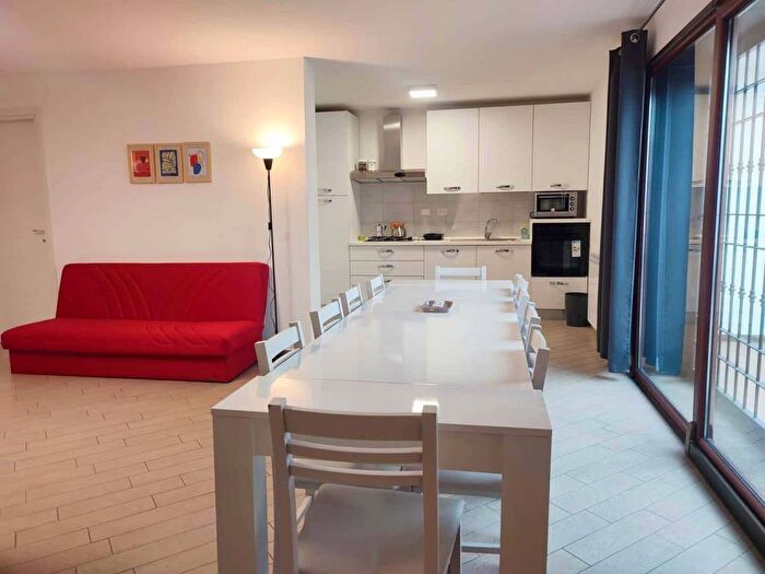 Appartamento con 6 locali in affitto in via Giorgio Bassani, Infernetto, Roma