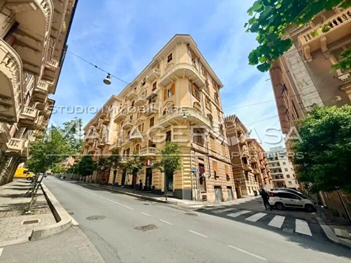 Appartamento con 6 locali in vendita in Viale Carlo Canepa, Genova