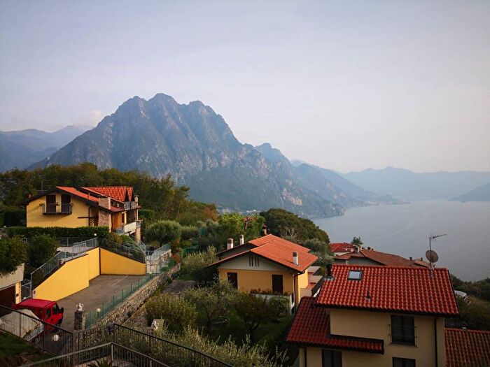 Appartamento trilocale in affitto in Via Vella, Centro, Riva di Solto