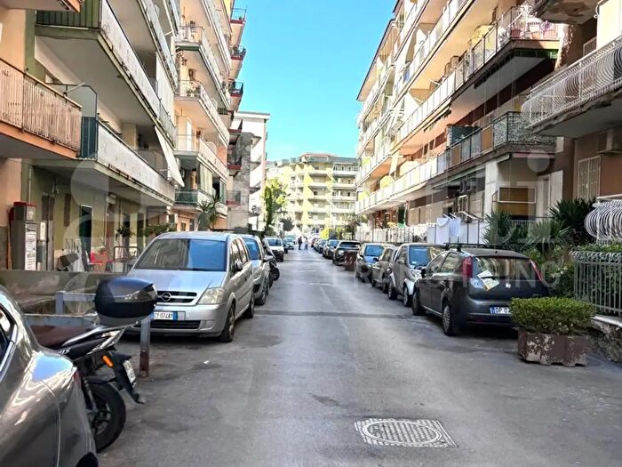 Appartamento trilocale in vendita in Via Parmenide, Napoli