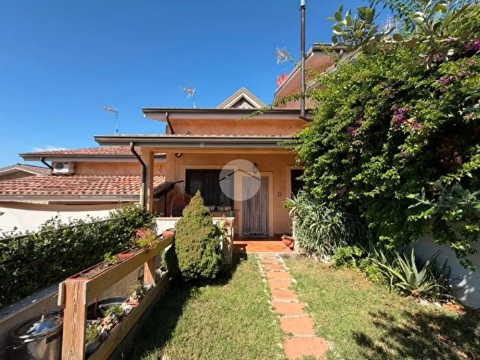 Casa con 5 locali in vendita in Via Enrico Toti, Fara In Sabina