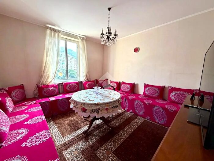 Appartamento trilocale in vendita in Via Carnia, Genova