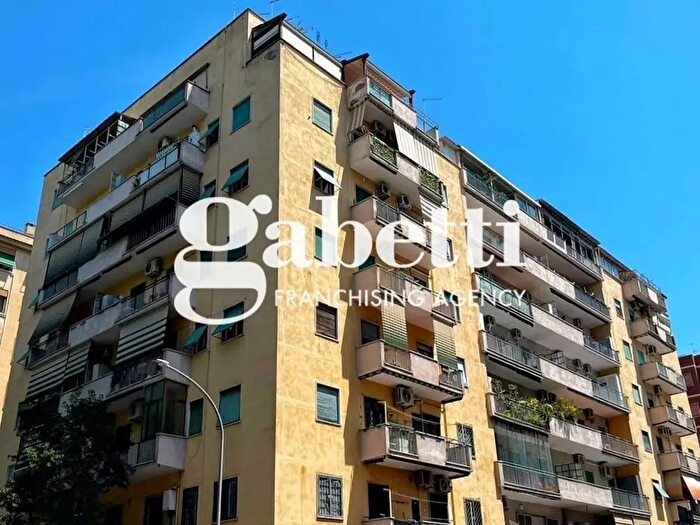 Appartamento trilocale in vendita in Via Olevano Romano, Roma