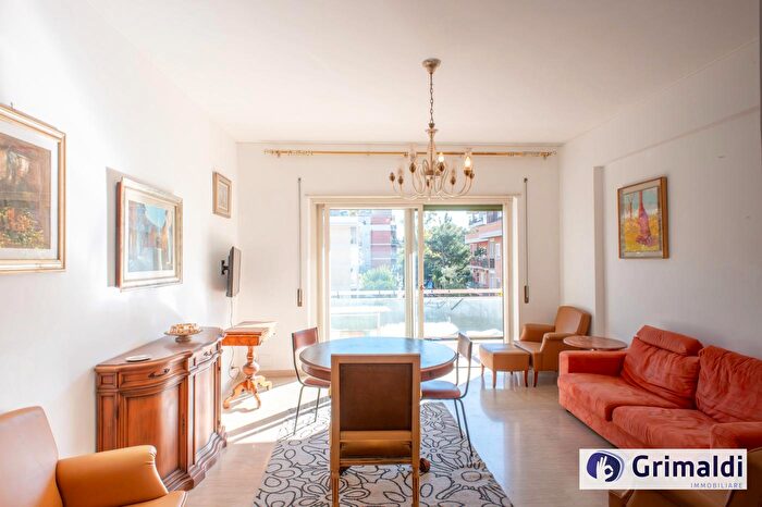 Appartamento trilocale in vendita in Via Canzone del Piave, Roma