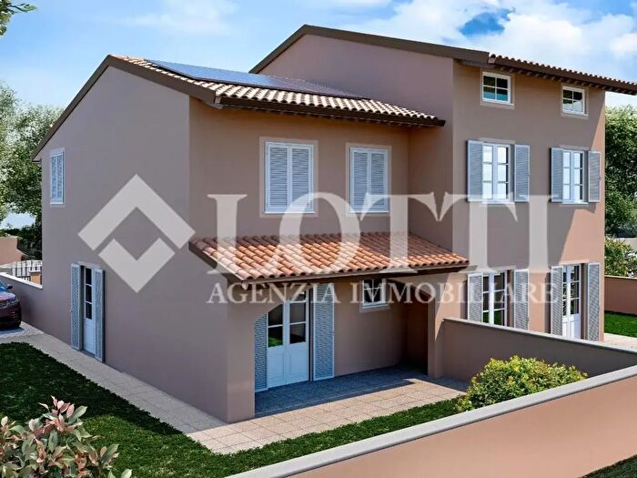 Casa con 5 locali in vendita in Calcinaia
