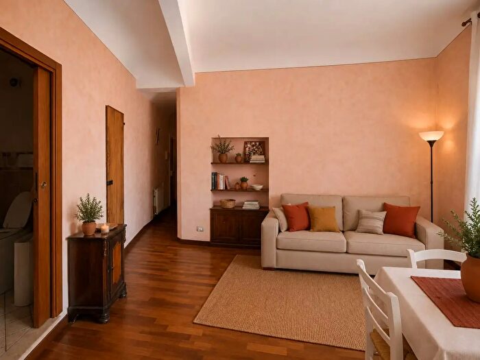 Appartamento trilocale in vendita in Via del Porrione, Siena