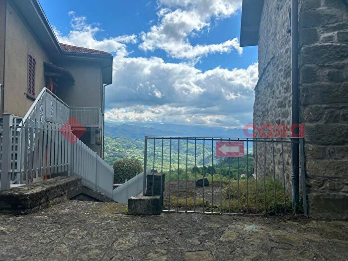 Appartamento trilocale in vendita in Via San Sebastiano Sn, Camporgiano