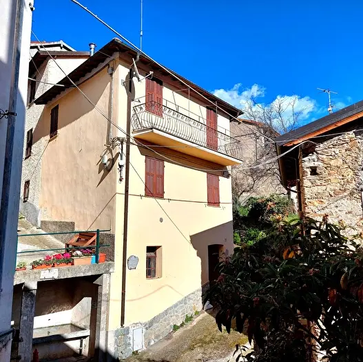 Casa quadrilocale in vendita in Via Costa, Pornassio