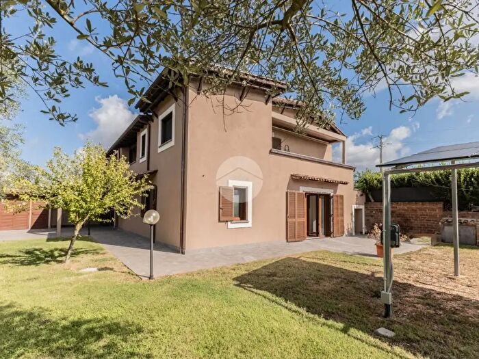 Casa con 5 locali in vendita in Via Giuseppe Belloni, Monterosi
